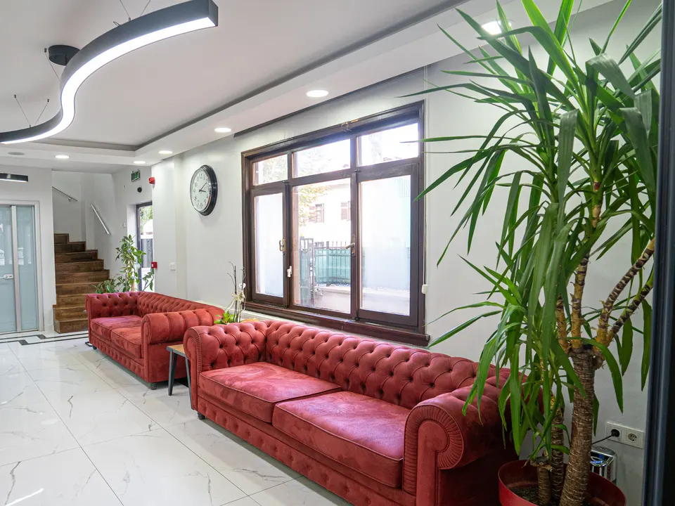 AKM Clinic hasta bekleme alanı